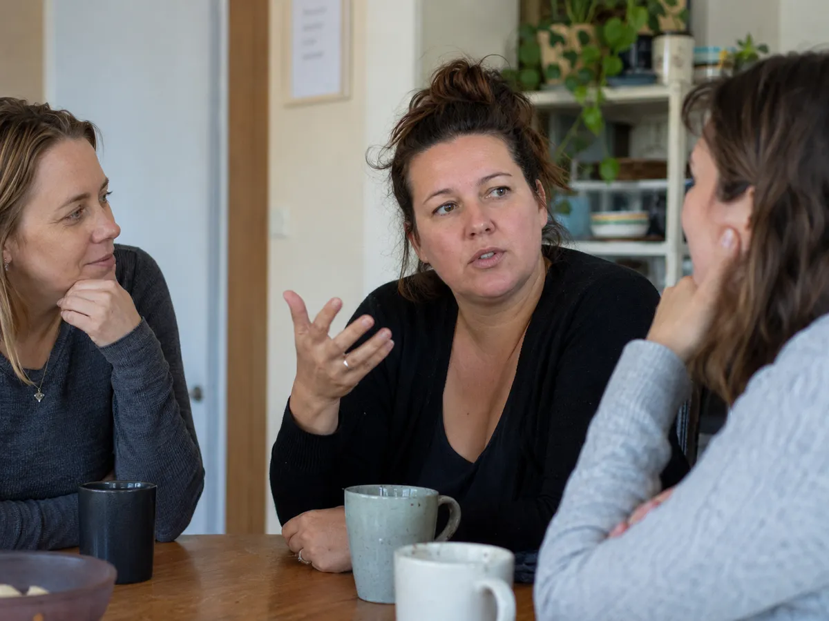 Even met je vriendinnen over je relatie praten helpt ook
